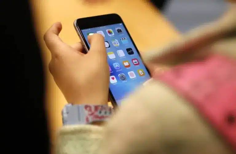 Marshall County to remove phones from classrooms; Lt. Gov. hopes other schools will follow